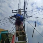 Patroli dan perapihan kabel oleh petugas PLN Icon Plus