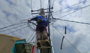 Patroli dan perapihan kabel oleh petugas PLN Icon Plus