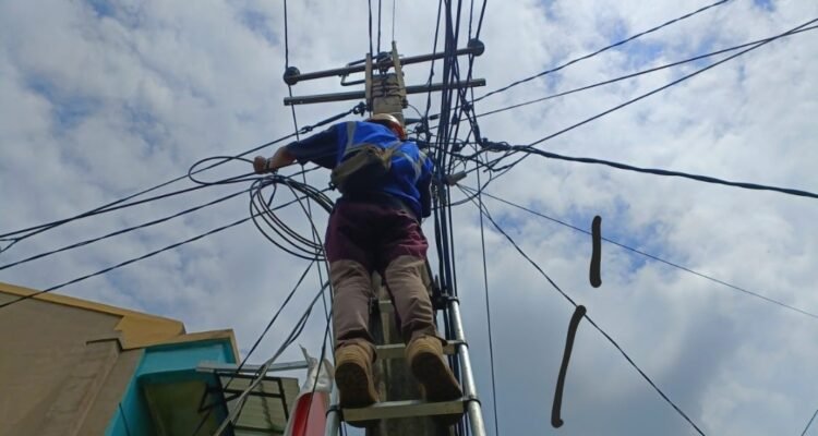 Patroli dan perapihan kabel oleh petugas PLN Icon Plus