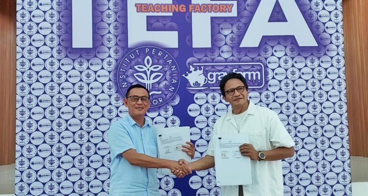 Dekan Sekolah Vokasi IPB, Dr. Ir. Aceng Hidayat, M.T., bersama CEO PT Gravfarm Indonesia, R. Yugian Leonardy dalam MoU pembangunan TeFa.