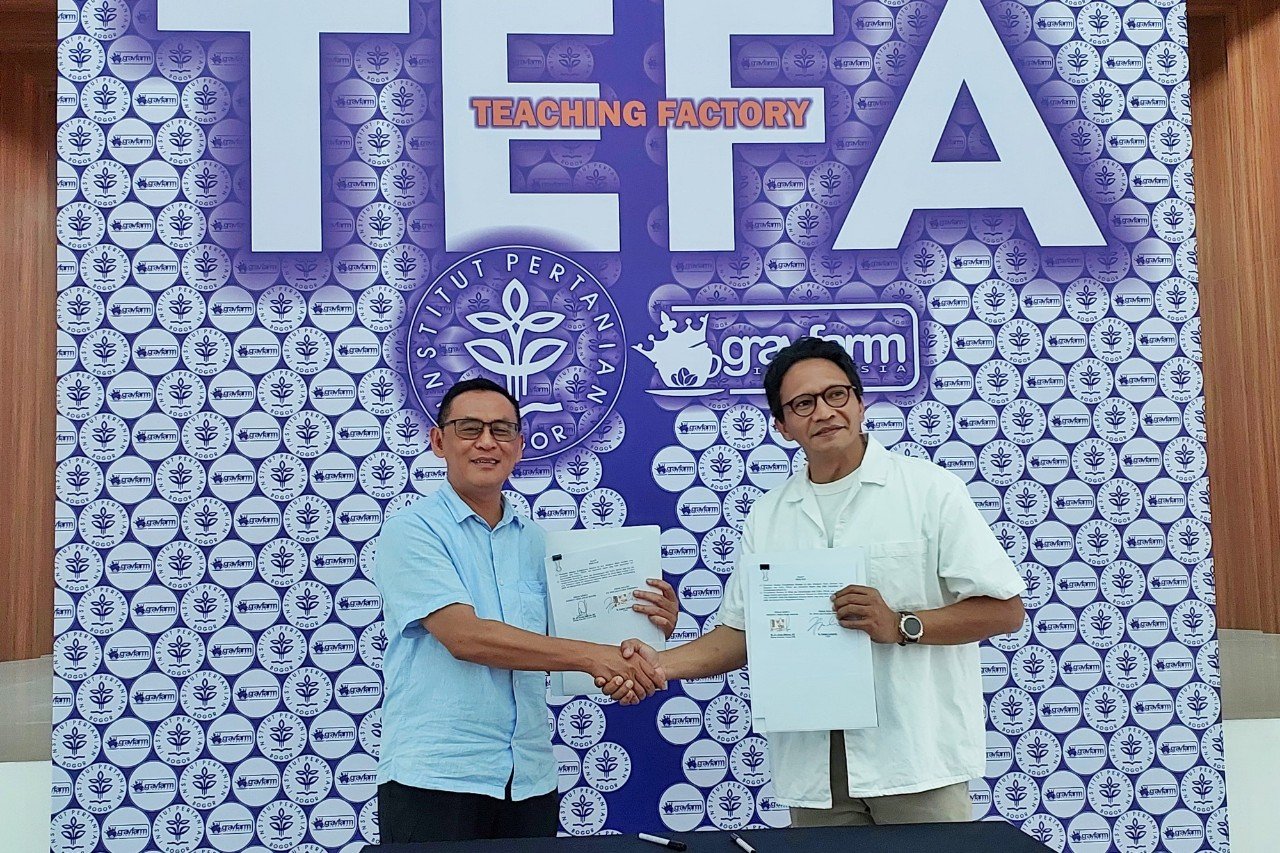 Dekan Sekolah Vokasi IPB, Dr. Ir. Aceng Hidayat, M.T., bersama CEO PT Gravfarm Indonesia, R. Yugian Leonardy dalam MoU pembangunan TeFa.