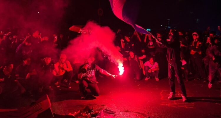 Sejumlah massa melakukan unjuk rasa penolakan RUU TNI./twitter