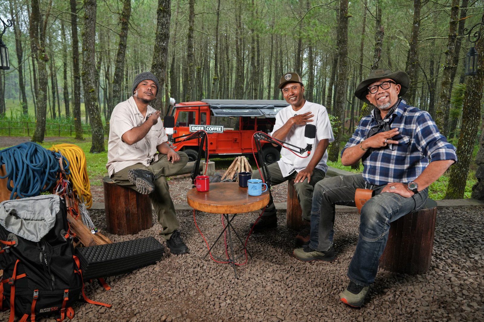 Dipandu @mamat_alkatiri dan ditemani oleh berbagai narasumber yang berasal dari desa-desa di sekitar kaki gunung. Mereka akan bercerita, menyajikan obrolan seru dan menginspirasi.