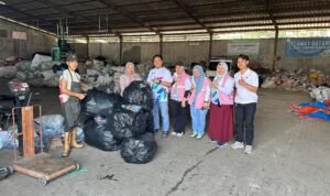 Srikandi PLN Icon Plus SBU Regional Jawa Barat menyerahkan hasil pemilahan sampah plastik ke Bank Sampah Bersinar, yang berlokasi di Kota Bandung.