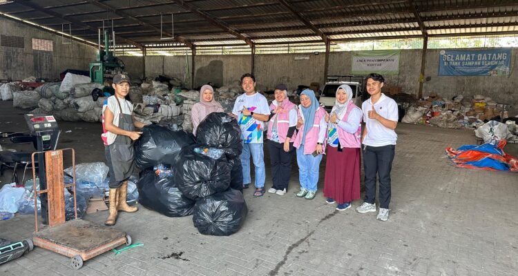 Srikandi PLN Icon Plus SBU Regional Jawa Barat menyerahkan hasil pemilahan sampah plastik ke Bank Sampah Bersinar, yang berlokasi di Kota Bandung.