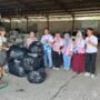 Srikandi PLN Icon Plus SBU Regional Jawa Barat menyerahkan hasil pemilahan sampah plastik ke Bank Sampah Bersinar, yang berlokasi di Kota Bandung.