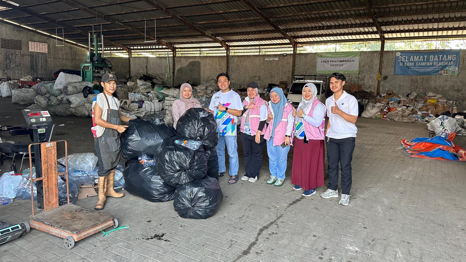 Srikandi PLN Icon Plus SBU Regional Jawa Barat menyerahkan hasil pemilahan sampah plastik ke Bank Sampah Bersinar, yang berlokasi di Kota Bandung.