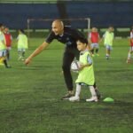 Owner MH Soccer Academy, Markus Horison melatih anak didiknya di Stadion Siliwangi, Bandung.