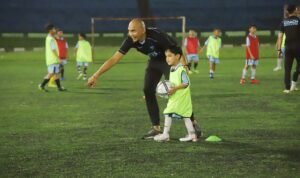Owner MH Soccer Academy, Markus Horison melatih anak didiknya di Stadion Siliwangi, Bandung.