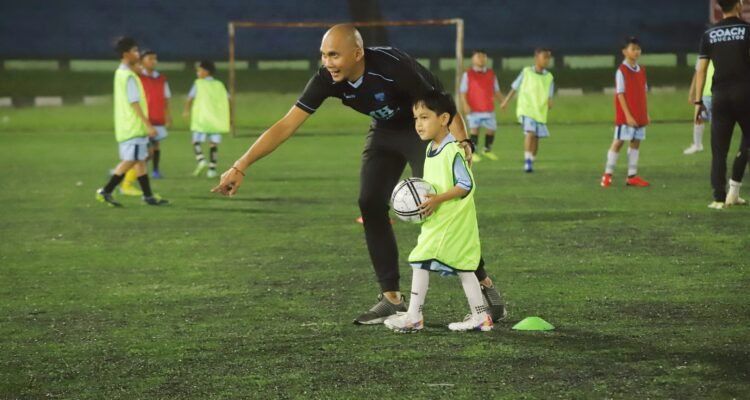 Owner MH Soccer Academy, Markus Horison melatih anak didiknya di Stadion Siliwangi, Bandung.