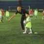 Owner MH Soccer Academy, Markus Horison melatih anak didiknya di Stadion Siliwangi, Bandung.