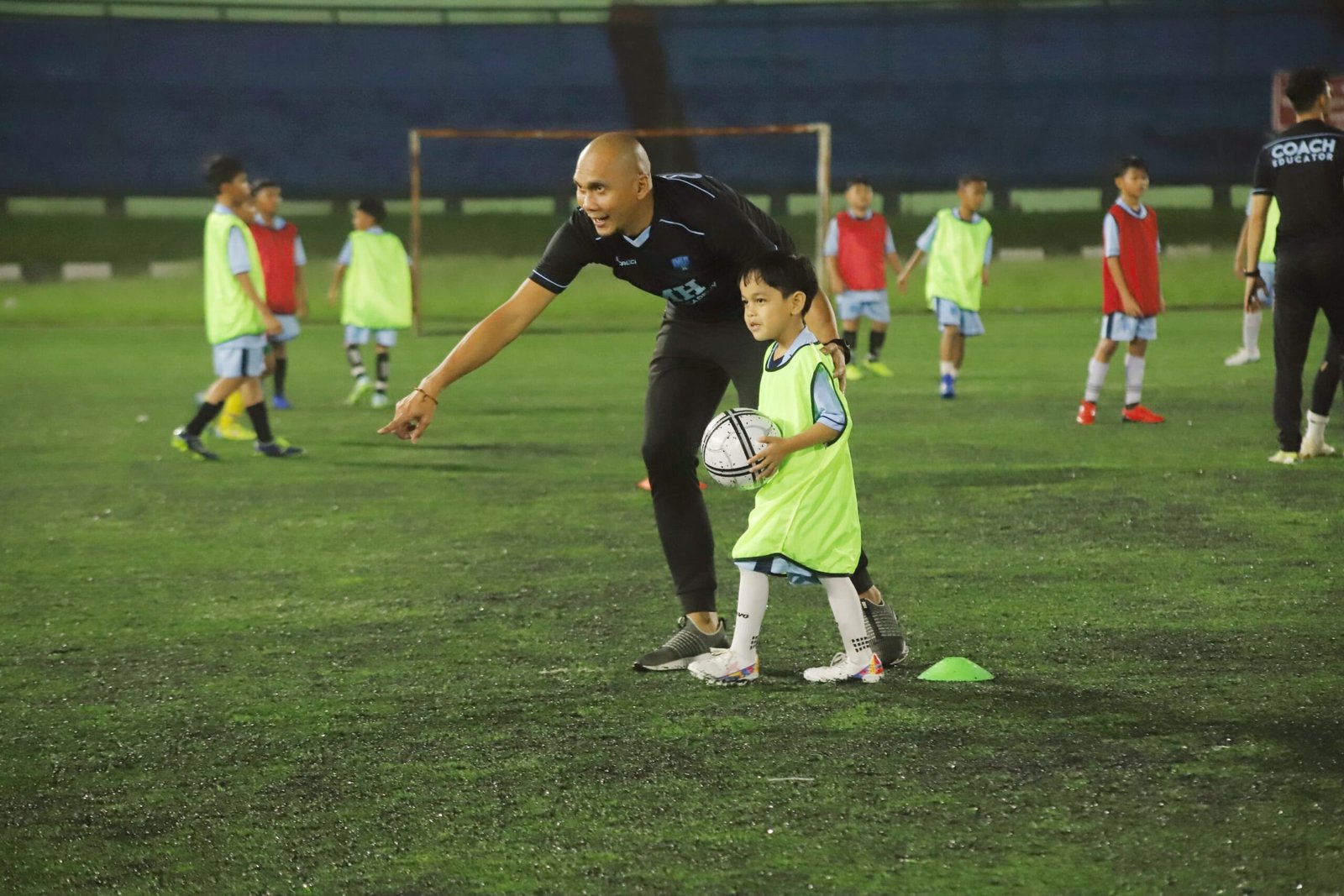 Owner MH Soccer Academy, Markus Horison melatih anak didiknya di Stadion Siliwangi, Bandung.