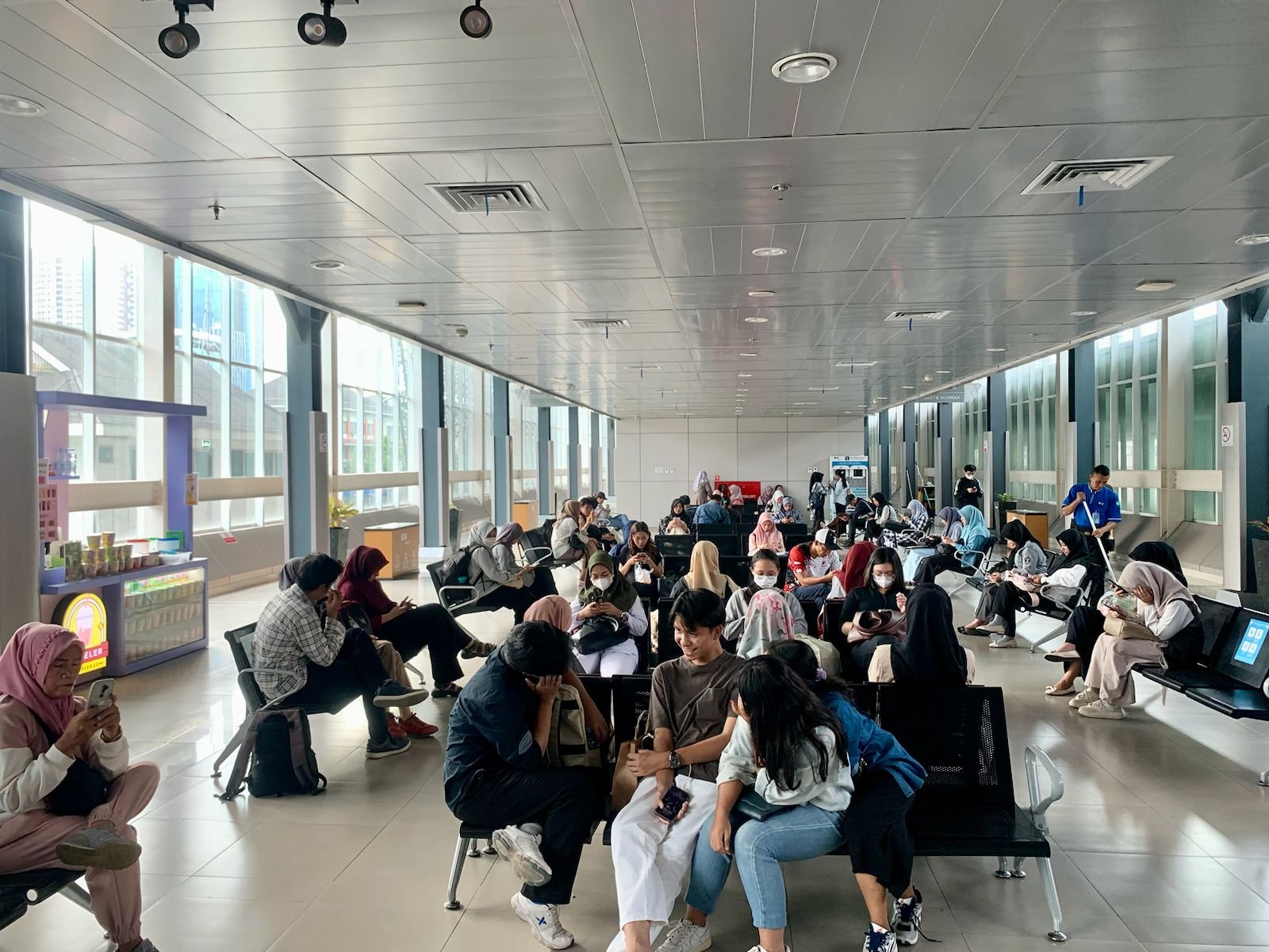 Suasana di Stasiun Kuala Bingai yang ramah.