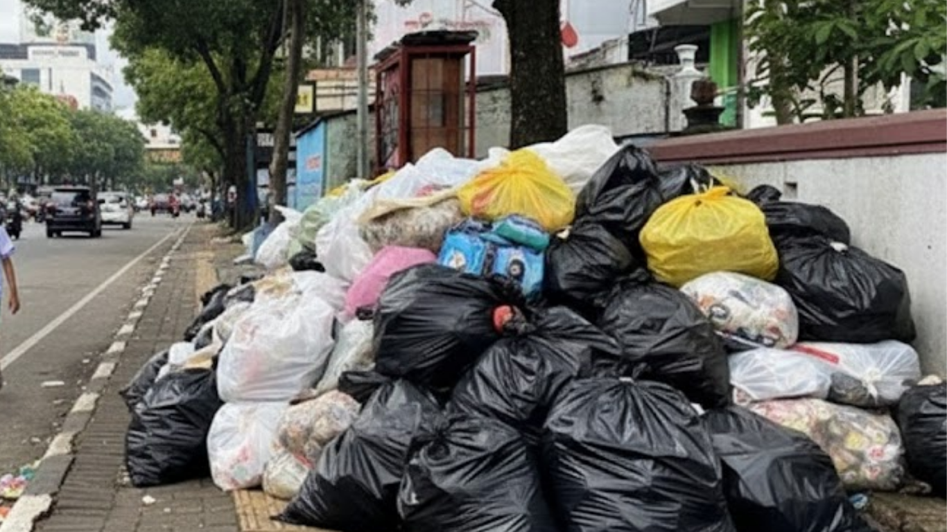Foto tumpukan sampah ilegal di cihampelas
