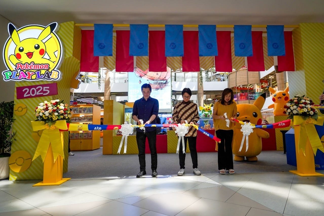 Pembukaan Pokémon PLAY LAB di 23 Paskal bersama (ki-ka) Ricky Kosim (General Manager Center 23 Paskal), Christina Lim (General Manager AKG Entertainment) dan Marcella D. V. (Owner Representative of 23 Paskal Shopping Center) .