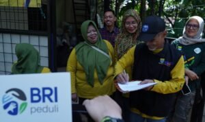Serah terima bantuan Program Yok Kita GAS (Gerakan Kelola Sampah) di Kota Bandung.