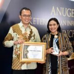 Direktur Produksi dan Supply Chain Bio Farma, Sri Harsi Teteki (kanan) pada sesi Anugerah Keterbukaan Informasi Publik Bio Farma 2025 (15/12)