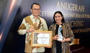 Direktur Produksi dan Supply Chain Bio Farma, Sri Harsi Teteki (kanan) pada sesi Anugerah Keterbukaan Informasi Publik Bio Farma 2025 (15/12)