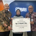 PT Asuransi BRI Life melalui PT Bank Rakyat Indonesia (Persero) Tbk Kantor Cabang (BO) Bandung Soekarno Hatta menyerahkan secara simbolis klaim Asuransi Jiwa Kredit (AJK) KPR senilai Rp1.116.647.736,- kepada ahli waris dari Almarhum Surono, nasabah KPR BRI BO Bandung Soekarno Hatta.