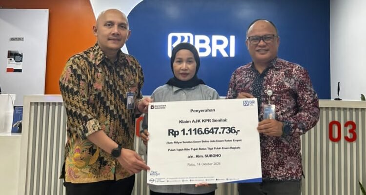 PT Asuransi BRI Life melalui PT Bank Rakyat Indonesia (Persero) Tbk Kantor Cabang (BO) Bandung Soekarno Hatta menyerahkan secara simbolis klaim Asuransi Jiwa Kredit (AJK) KPR senilai Rp1.116.647.736,- kepada ahli waris dari Almarhum Surono, nasabah KPR BRI BO Bandung Soekarno Hatta.